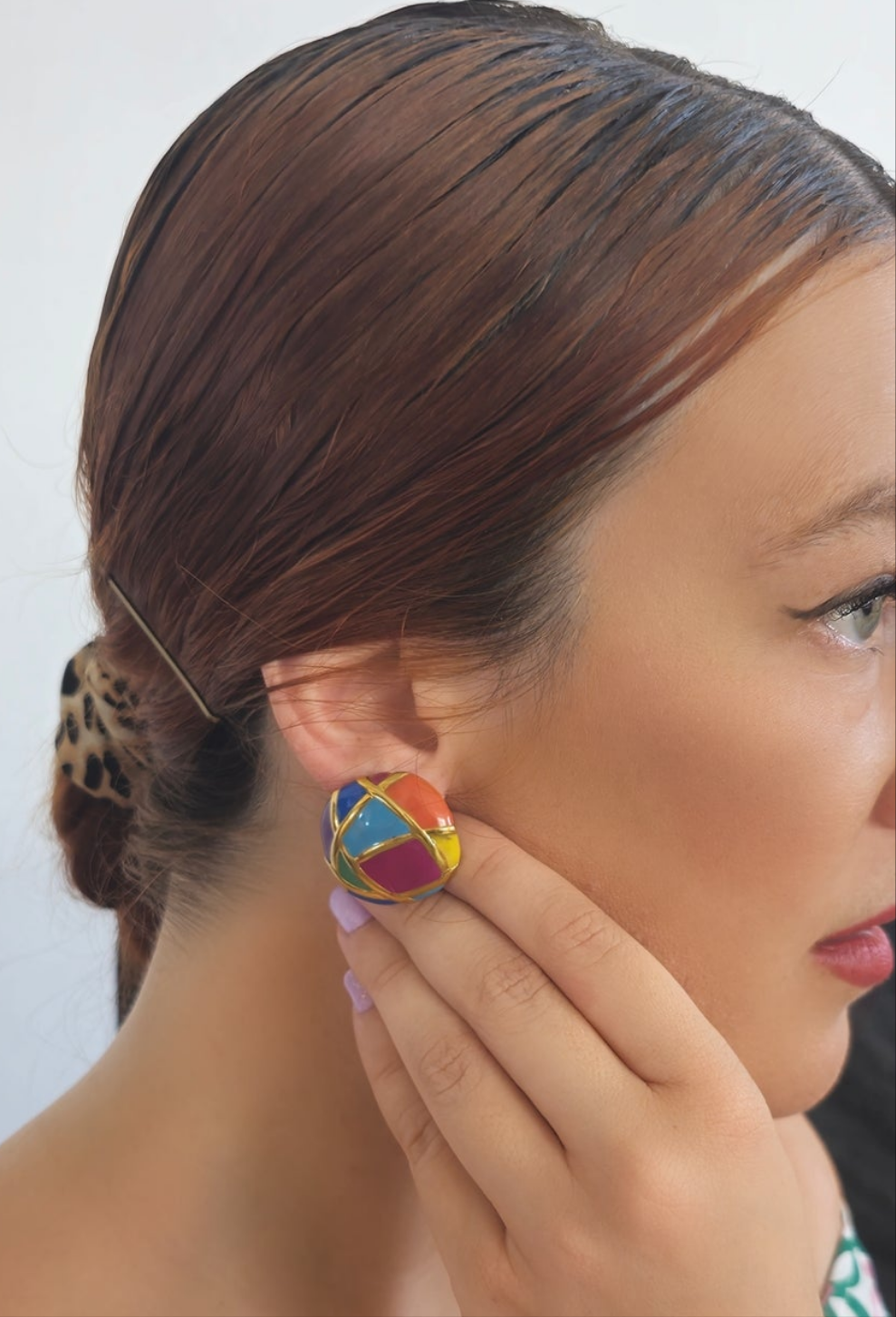 Πολύχρωμα σκουλαρίκια με χρυσές λεπτομέρειες