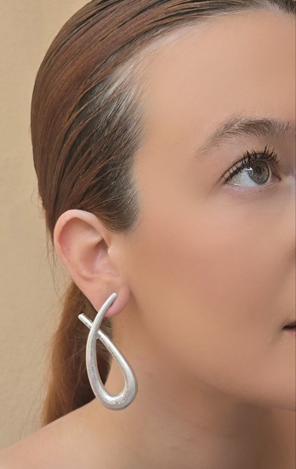 Ασημί σκουλαρίκια σε ελεύθερο σχέδιο