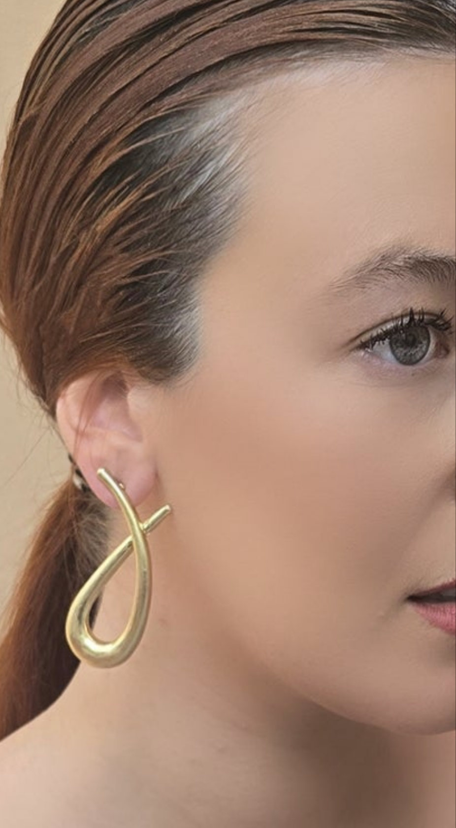 Χρυσά σκουλαρίκια σε ελεύθερο σχέδιο